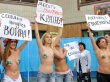 Kiev: Patru femei au protestat dezbr�cate �n sec�ia de votare unde era a�teptat Ianukovici