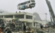 Japonia: Autobuz cobor�t de pe acoperi� la un an dup� devastatoarele valuri tsunami